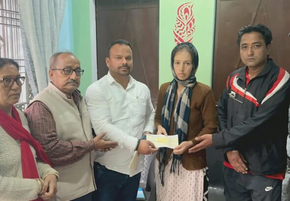 देवप्रयाग: बेसहारा बेटी के हाथ पीले करने को आगे आए सुरेंद्र सिंह रावत, निभाया बड़े भाई जैसा फर्ज; सौंपी आर्थिक मदद