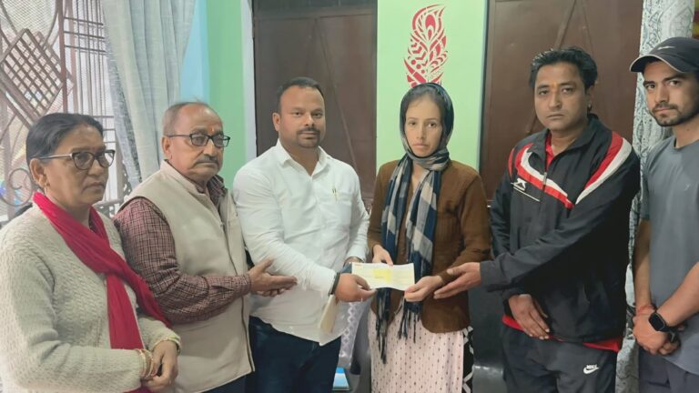 देवप्रयाग: बेसहारा बेटी के हाथ पीले करने को आगे आए सुरेंद्र सिंह रावत, निभाया बड़े भाई जैसा फर्ज; सौंपी आर्थिक मदद