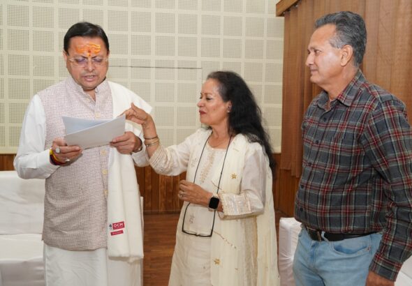 मुख्यमंत्री पुष्कर सिंह धामी ने मुख्य सेवक सदन में प्रदेश के विभिन्न जनपदों से आए लोगों की समस्याओं को सुना