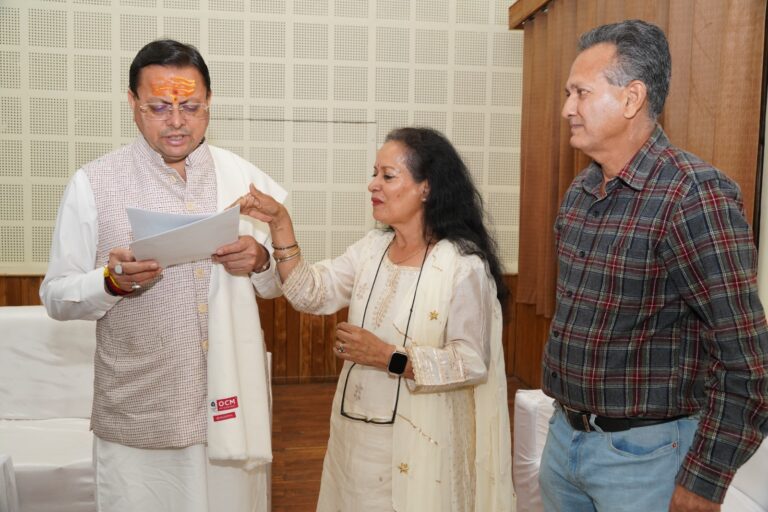 मुख्यमंत्री पुष्कर सिंह धामी ने मुख्य सेवक सदन में प्रदेश के विभिन्न जनपदों से आए लोगों की समस्याओं को सुना