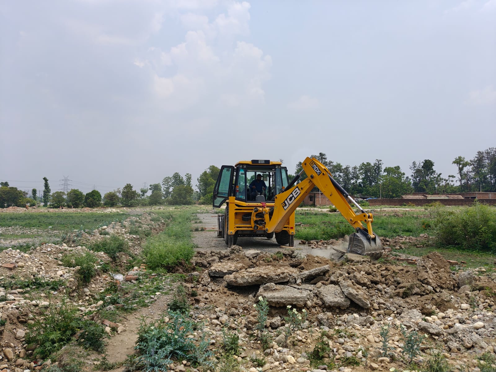 सहसपुर के कल्याणपुर में बड़ी कार्रवाई, सीसी सड़क और प्लॉट चिन्हीकरण ध्वस्त