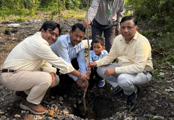"पेड़ नहीं, आने वाली पीढ़ियों का भविष्य लगा रहे हैं" : बंशीधर तिवारी