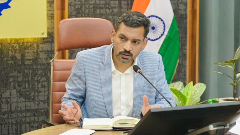 अलर्ट मोड पर प्रशासन: डीएम ने मानसून और डेंगू से निपटने के लिए अधिकारियों को सौंपी जवाबदेही, 'जीपीएस युक्त जेसीबी' तैनात करने के निर्देश