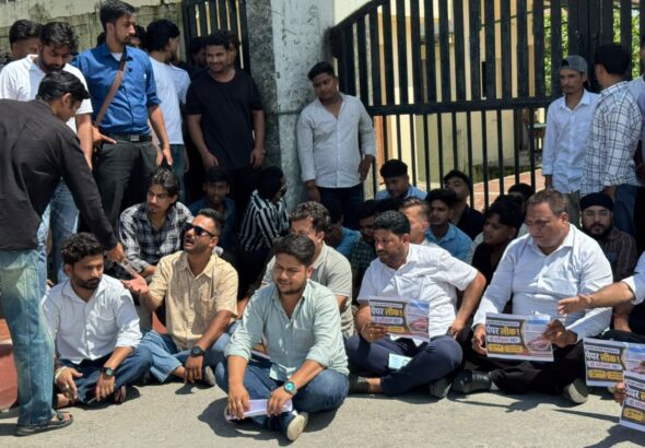 उत्तराखंड प्रौद्योगिकी विश्वविद्यालय में पेपर लीक के विरोध में प्रदर्शन एवं ज्ञापन।