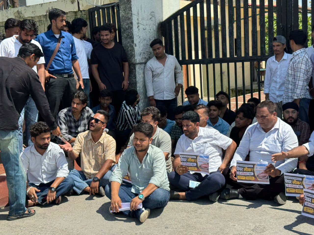 उत्तराखंड प्रौद्योगिकी विश्वविद्यालय में पेपर लीक के विरोध में प्रदर्शन एवं ज्ञापन।