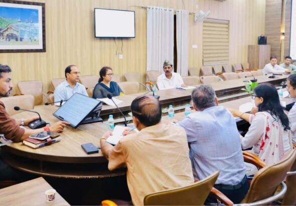 जिला चिकित्सालय के घटते राजस्व के कारणों की जांच कर विस्तृत रिपोर्ट प्रस्तुत करने के डीएम ने दिए निर्देश