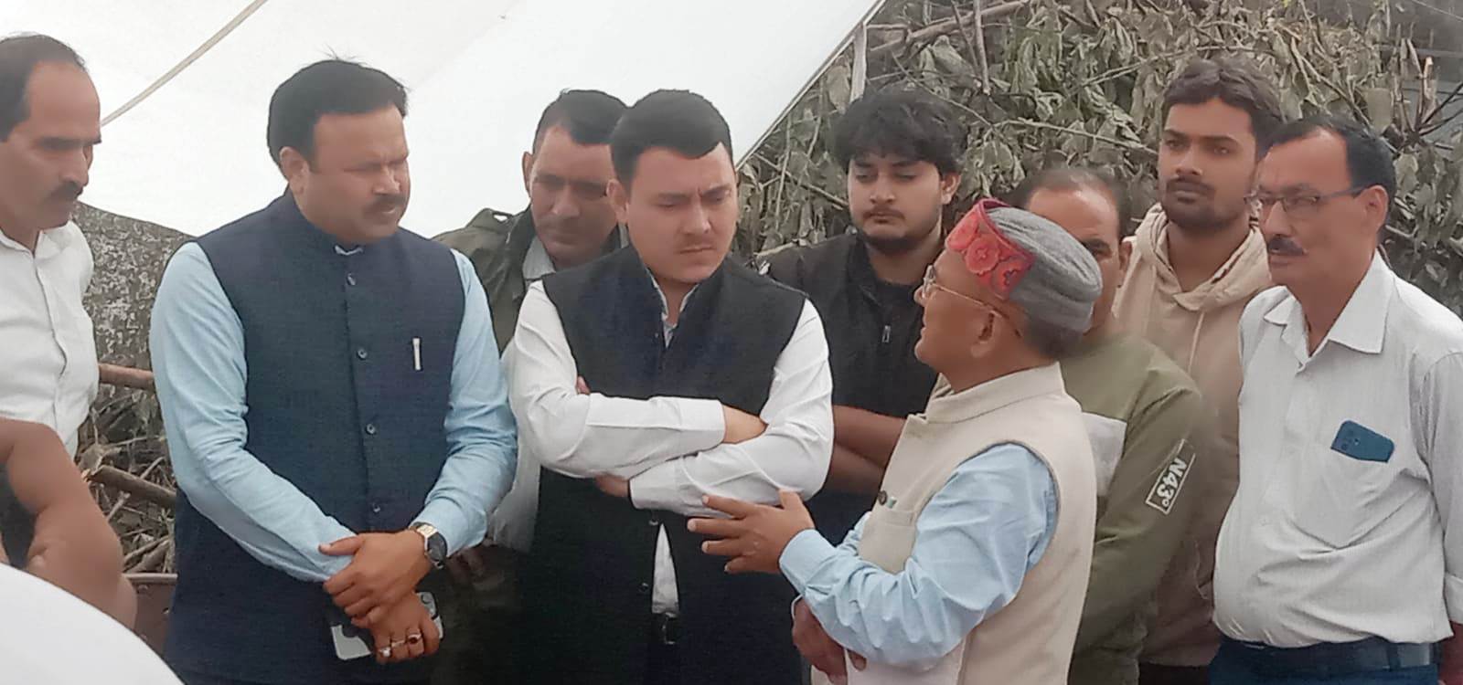 मोहकमपुर–आशारोड़ी एलिवेटेड रोड प्रकरण: जिला प्रशासन ने धरना दे रहे प्रभावितों एवं एनएचएआई के प्रतिनिधियों से की वार्ता