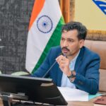 विधानसभा चुनाव से पहले सभी शैडो एरिया में नेटवर्क पहुंचाने के डीएम ने दिए सख्त निर्देश हर्बिनजर टुडे डेस्क। जिलाधिकारी डॉ. आशीष चौहान ने जनपद में दूरसंचार कनेक्टिविटी को शत-प्रतिशत सुनिश्चित करने के निर्देश दिए हैं। गुरुवार को जिला टेलीकॉम समिति एवं नेशनल ब्रॉडबैंड मिशन की समीक्षा बैठक में उन्होंने बीएसएनएल सहित सभी दूरसंचार कंपनियों के अधिकारियों को निर्देशित किया कि आगामी विधानसभा चुनाव के दृष्टिगत जनपद के सभी नेटवर्क विहीन एवं कमजोर कनेक्टिविटी वाले क्षेत्रों में मोबाइल नेटवर्क की उपलब्धता सुनिश्चित करने के लिए युद्धस्तर पर कार्य करें। उन्होंने स्पष्ट किया कि आचार संहिता लागू होने से पूर्व सभी चिह्नित शैडो एरिया में मोबाइल कनेक्टिविटी उपलब्ध कराई जाए। जिलाधिकारी ने बताया कि जनपद में कुल 19 शैडो एरिया चिह्नित किए गए हैं, जिनमें मसूरी विधानसभा क्षेत्र के 7 तथा चकराता विधानसभा क्षेत्र के 12 क्षेत्र शामिल हैं। उन्होंने निर्देश दिए कि इन क्षेत्रों में मोबाइल नेटवर्क स्थापित करने में यदि राजस्व भूमि अथवा वन भूमि से संबंधित कोई समस्या आ रही है, तो उसे तत्काल संज्ञान में लाते हुए संबंधित विभागों से समन्वय स्थापित कर समाधान सुनिश्चित किया जाए, ताकि कनेक्टिविटी उपलब्ध कराने के कार्य में अनावश्यक विलंब न हो। निष्क्रिय मोबाइल टावर तत्काल किए जाएं क्रियाशील जिलाधिकारी ने सभी मोबाइल कंपनियों को अपने टावरों एवं नेटवर्क कनेक्टिविटी का स्थलीय निरीक्षण करने के निर्देश दिए। उन्होंने कहा कि जो मोबाइल टावर वर्तमान में क्रियाशील नहीं हैं, उन्हें तत्काल दुरुस्त कर नेटवर्क सेवा बहाल की जाए। जिन क्षेत्रों में किसी भी दूरसंचार कंपनी का मोबाइल टावर उपलब्ध नहीं है, वहां प्राथमिकता के आधार पर बीएसएनएल अपने टावर स्थापित करने की कार्ययोजना पर तेजी से कार्य करे। साथ ही ग्राम पंचायतों, आंगनबाड़ी केंद्रों एवं प्राथमिक विद्यालयों तक भारतनेट परियोजना के अंतर्गत फाइबर नेटवर्क कनेक्टिविटी का कार्य शीघ्र पूरा किया जाए। बीएसएनएल के 170 गांव अभी भी नेटवर्क से वंचित बैठक में बीएसएनएल के अधिकारियों ने बताया कि जनपद देहरादून के कुल 767 गांवों में से 597 गांवों में बीएसएनएल की कनेक्टिविटी उपलब्ध करा दी गई है, जबकि 170 गांव अभी नेटवर्क से नहीं जुड़ पाए हैं। कुंआवाला से लच्छीवाला, दांडी से ऋषिकेश, रायवाला से हरिपुरकलां तथा दौड़वाला से दूधली तक के वन क्षेत्रों में कनेक्टिविटी उपलब्ध कराने में कठिनाइयां आ रही हैं। अधिकारियों ने बताया कि फुलसानी, दिरनाद एवं सिल्ला में नए 4जी मोबाइल टावर स्थापित करने के प्रस्ताव स्वीकृति के लिए भेजे गए हैं। पूर्व में 4जी मोबाइल टावर सेचुरेशन परियोजना के तहत 24 ग्राम पंचायतों के प्रस्ताव स्वीकृत किए गए थे, जिनमें से 22 ग्राम पंचायतों में कनेक्टिविटी उपलब्ध करा दी गई है। शेष रायपुर एवं सहसपुर क्षेत्र की एक-एक ग्राम पंचायत में वन भूमि संबंधी समस्या के कारण कार्य लंबित है। भारतनेट परियोजना के तहत कनेक्टिविटी कार्यों में तेजी लाने के निर्देश भारतनेट परियोजना की समीक्षा के दौरान बताया गया कि प्रथम चरण में जनपद की 209 ग्राम पंचायतों को कनेक्ट किया गया था, लेकिन फाइबर केबल कटने के कारण वर्तमान में 69 ग्राम पंचायतों में कनेक्टिविटी प्रभावित है। वहीं, परियोजना के द्वितीय चरण में कुल 228 ग्राम पंचायतों में से 189 को कनेक्ट किया जा चुका है, जबकि शेष 39 ग्राम पंचायतों में कनेक्टिविटी उपलब्ध कराने का कार्य प्रगति पर है। जिलाधिकारी ने संबंधित अधिकारियों को निर्देश दिए कि फाइबर कटने से प्रभावित ग्राम पंचायतों में नेटवर्क बहाली के साथ ही लंबित कनेक्टिविटी कार्यों को प्राथमिकता के आधार पर पूरा किया जाए। उन्होंने कहा कि दूरस्थ एवं वन क्षेत्रों में संचार सुविधाओं का विस्तार प्रशासन की प्राथमिकताओं में शामिल है। सभी संबंधित विभाग आपसी समन्वय से कार्य करते हुए निर्धारित समयसीमा में लक्ष्य हासिल करें। बैठक में अपर जिलाधिकारी (वित्त एवं राजस्व) केके मिश्रा, संयुक्त मजिस्ट्रेट राहुल आनंद,ई-डिस्ट्रिक्ट मैनेजर हरेन्द्र शर्मा, डीजीएम बीएसएनएल रणवीर सिंह चौहान, एसडीई मोबाइल नीरज कुमार, मैनेजर डीआईसी सिद्धार्थ नेगी, ई-डिस्ट्रिक्ट मैनेजर हरेन्द्र शर्मा सहित विभिन्न दूरसंचार कंपनियों के वरिष्ठ अधिकारी उपस्थित रहे।