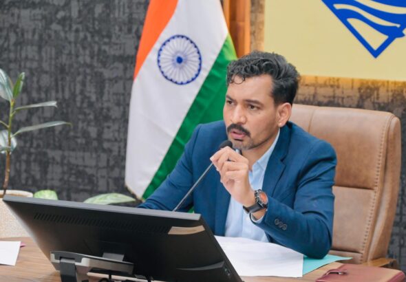 विधानसभा चुनाव से पहले सभी शैडो एरिया में नेटवर्क पहुंचाने के डीएम ने दिए सख्त निर्देश हर्बिनजर टुडे डेस्क। जिलाधिकारी डॉ. आशीष चौहान ने जनपद में दूरसंचार कनेक्टिविटी को शत-प्रतिशत सुनिश्चित करने के निर्देश दिए हैं। गुरुवार को जिला टेलीकॉम समिति एवं नेशनल ब्रॉडबैंड मिशन की समीक्षा बैठक में उन्होंने बीएसएनएल सहित सभी दूरसंचार कंपनियों के अधिकारियों को निर्देशित किया कि आगामी विधानसभा चुनाव के दृष्टिगत जनपद के सभी नेटवर्क विहीन एवं कमजोर कनेक्टिविटी वाले क्षेत्रों में मोबाइल नेटवर्क की उपलब्धता सुनिश्चित करने के लिए युद्धस्तर पर कार्य करें। उन्होंने स्पष्ट किया कि आचार संहिता लागू होने से पूर्व सभी चिह्नित शैडो एरिया में मोबाइल कनेक्टिविटी उपलब्ध कराई जाए। जिलाधिकारी ने बताया कि जनपद में कुल 19 शैडो एरिया चिह्नित किए गए हैं, जिनमें मसूरी विधानसभा क्षेत्र के 7 तथा चकराता विधानसभा क्षेत्र के 12 क्षेत्र शामिल हैं। उन्होंने निर्देश दिए कि इन क्षेत्रों में मोबाइल नेटवर्क स्थापित करने में यदि राजस्व भूमि अथवा वन भूमि से संबंधित कोई समस्या आ रही है, तो उसे तत्काल संज्ञान में लाते हुए संबंधित विभागों से समन्वय स्थापित कर समाधान सुनिश्चित किया जाए, ताकि कनेक्टिविटी उपलब्ध कराने के कार्य में अनावश्यक विलंब न हो। निष्क्रिय मोबाइल टावर तत्काल किए जाएं क्रियाशील जिलाधिकारी ने सभी मोबाइल कंपनियों को अपने टावरों एवं नेटवर्क कनेक्टिविटी का स्थलीय निरीक्षण करने के निर्देश दिए। उन्होंने कहा कि जो मोबाइल टावर वर्तमान में क्रियाशील नहीं हैं, उन्हें तत्काल दुरुस्त कर नेटवर्क सेवा बहाल की जाए। जिन क्षेत्रों में किसी भी दूरसंचार कंपनी का मोबाइल टावर उपलब्ध नहीं है, वहां प्राथमिकता के आधार पर बीएसएनएल अपने टावर स्थापित करने की कार्ययोजना पर तेजी से कार्य करे। साथ ही ग्राम पंचायतों, आंगनबाड़ी केंद्रों एवं प्राथमिक विद्यालयों तक भारतनेट परियोजना के अंतर्गत फाइबर नेटवर्क कनेक्टिविटी का कार्य शीघ्र पूरा किया जाए। बीएसएनएल के 170 गांव अभी भी नेटवर्क से वंचित बैठक में बीएसएनएल के अधिकारियों ने बताया कि जनपद देहरादून के कुल 767 गांवों में से 597 गांवों में बीएसएनएल की कनेक्टिविटी उपलब्ध करा दी गई है, जबकि 170 गांव अभी नेटवर्क से नहीं जुड़ पाए हैं। कुंआवाला से लच्छीवाला, दांडी से ऋषिकेश, रायवाला से हरिपुरकलां तथा दौड़वाला से दूधली तक के वन क्षेत्रों में कनेक्टिविटी उपलब्ध कराने में कठिनाइयां आ रही हैं। अधिकारियों ने बताया कि फुलसानी, दिरनाद एवं सिल्ला में नए 4जी मोबाइल टावर स्थापित करने के प्रस्ताव स्वीकृति के लिए भेजे गए हैं। पूर्व में 4जी मोबाइल टावर सेचुरेशन परियोजना के तहत 24 ग्राम पंचायतों के प्रस्ताव स्वीकृत किए गए थे, जिनमें से 22 ग्राम पंचायतों में कनेक्टिविटी उपलब्ध करा दी गई है। शेष रायपुर एवं सहसपुर क्षेत्र की एक-एक ग्राम पंचायत में वन भूमि संबंधी समस्या के कारण कार्य लंबित है। भारतनेट परियोजना के तहत कनेक्टिविटी कार्यों में तेजी लाने के निर्देश भारतनेट परियोजना की समीक्षा के दौरान बताया गया कि प्रथम चरण में जनपद की 209 ग्राम पंचायतों को कनेक्ट किया गया था, लेकिन फाइबर केबल कटने के कारण वर्तमान में 69 ग्राम पंचायतों में कनेक्टिविटी प्रभावित है। वहीं, परियोजना के द्वितीय चरण में कुल 228 ग्राम पंचायतों में से 189 को कनेक्ट किया जा चुका है, जबकि शेष 39 ग्राम पंचायतों में कनेक्टिविटी उपलब्ध कराने का कार्य प्रगति पर है। जिलाधिकारी ने संबंधित अधिकारियों को निर्देश दिए कि फाइबर कटने से प्रभावित ग्राम पंचायतों में नेटवर्क बहाली के साथ ही लंबित कनेक्टिविटी कार्यों को प्राथमिकता के आधार पर पूरा किया जाए। उन्होंने कहा कि दूरस्थ एवं वन क्षेत्रों में संचार सुविधाओं का विस्तार प्रशासन की प्राथमिकताओं में शामिल है। सभी संबंधित विभाग आपसी समन्वय से कार्य करते हुए निर्धारित समयसीमा में लक्ष्य हासिल करें। बैठक में अपर जिलाधिकारी (वित्त एवं राजस्व) केके मिश्रा, संयुक्त मजिस्ट्रेट राहुल आनंद,ई-डिस्ट्रिक्ट मैनेजर हरेन्द्र शर्मा, डीजीएम बीएसएनएल रणवीर सिंह चौहान, एसडीई मोबाइल नीरज कुमार, मैनेजर डीआईसी सिद्धार्थ नेगी, ई-डिस्ट्रिक्ट मैनेजर हरेन्द्र शर्मा सहित विभिन्न दूरसंचार कंपनियों के वरिष्ठ अधिकारी उपस्थित रहे।
