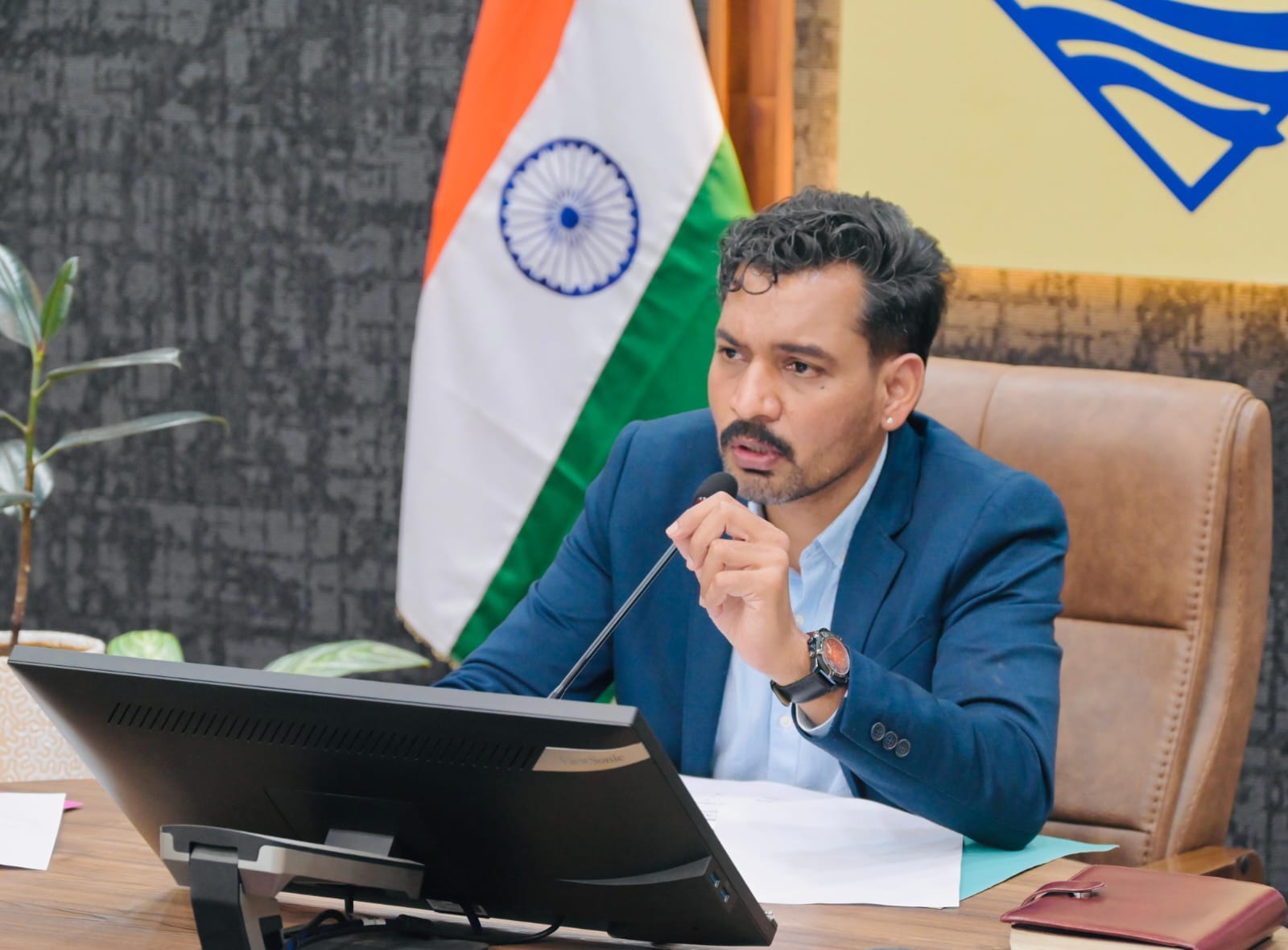 विधानसभा चुनाव से पहले सभी शैडो एरिया में नेटवर्क पहुंचाने के डीएम ने दिए सख्त निर्देश हर्बिनजर टुडे डेस्क। जिलाधिकारी डॉ. आशीष चौहान ने जनपद में दूरसंचार कनेक्टिविटी को शत-प्रतिशत सुनिश्चित करने के निर्देश दिए हैं। गुरुवार को जिला टेलीकॉम समिति एवं नेशनल ब्रॉडबैंड मिशन की समीक्षा बैठक में उन्होंने बीएसएनएल सहित सभी दूरसंचार कंपनियों के अधिकारियों को निर्देशित किया कि आगामी विधानसभा चुनाव के दृष्टिगत जनपद के सभी नेटवर्क विहीन एवं कमजोर कनेक्टिविटी वाले क्षेत्रों में मोबाइल नेटवर्क की उपलब्धता सुनिश्चित करने के लिए युद्धस्तर पर कार्य करें। उन्होंने स्पष्ट किया कि आचार संहिता लागू होने से पूर्व सभी चिह्नित शैडो एरिया में मोबाइल कनेक्टिविटी उपलब्ध कराई जाए। जिलाधिकारी ने बताया कि जनपद में कुल 19 शैडो एरिया चिह्नित किए गए हैं, जिनमें मसूरी विधानसभा क्षेत्र के 7 तथा चकराता विधानसभा क्षेत्र के 12 क्षेत्र शामिल हैं। उन्होंने निर्देश दिए कि इन क्षेत्रों में मोबाइल नेटवर्क स्थापित करने में यदि राजस्व भूमि अथवा वन भूमि से संबंधित कोई समस्या आ रही है, तो उसे तत्काल संज्ञान में लाते हुए संबंधित विभागों से समन्वय स्थापित कर समाधान सुनिश्चित किया जाए, ताकि कनेक्टिविटी उपलब्ध कराने के कार्य में अनावश्यक विलंब न हो। निष्क्रिय मोबाइल टावर तत्काल किए जाएं क्रियाशील जिलाधिकारी ने सभी मोबाइल कंपनियों को अपने टावरों एवं नेटवर्क कनेक्टिविटी का स्थलीय निरीक्षण करने के निर्देश दिए। उन्होंने कहा कि जो मोबाइल टावर वर्तमान में क्रियाशील नहीं हैं, उन्हें तत्काल दुरुस्त कर नेटवर्क सेवा बहाल की जाए। जिन क्षेत्रों में किसी भी दूरसंचार कंपनी का मोबाइल टावर उपलब्ध नहीं है, वहां प्राथमिकता के आधार पर बीएसएनएल अपने टावर स्थापित करने की कार्ययोजना पर तेजी से कार्य करे। साथ ही ग्राम पंचायतों, आंगनबाड़ी केंद्रों एवं प्राथमिक विद्यालयों तक भारतनेट परियोजना के अंतर्गत फाइबर नेटवर्क कनेक्टिविटी का कार्य शीघ्र पूरा किया जाए। बीएसएनएल के 170 गांव अभी भी नेटवर्क से वंचित बैठक में बीएसएनएल के अधिकारियों ने बताया कि जनपद देहरादून के कुल 767 गांवों में से 597 गांवों में बीएसएनएल की कनेक्टिविटी उपलब्ध करा दी गई है, जबकि 170 गांव अभी नेटवर्क से नहीं जुड़ पाए हैं। कुंआवाला से लच्छीवाला, दांडी से ऋषिकेश, रायवाला से हरिपुरकलां तथा दौड़वाला से दूधली तक के वन क्षेत्रों में कनेक्टिविटी उपलब्ध कराने में कठिनाइयां आ रही हैं। अधिकारियों ने बताया कि फुलसानी, दिरनाद एवं सिल्ला में नए 4जी मोबाइल टावर स्थापित करने के प्रस्ताव स्वीकृति के लिए भेजे गए हैं। पूर्व में 4जी मोबाइल टावर सेचुरेशन परियोजना के तहत 24 ग्राम पंचायतों के प्रस्ताव स्वीकृत किए गए थे, जिनमें से 22 ग्राम पंचायतों में कनेक्टिविटी उपलब्ध करा दी गई है। शेष रायपुर एवं सहसपुर क्षेत्र की एक-एक ग्राम पंचायत में वन भूमि संबंधी समस्या के कारण कार्य लंबित है। भारतनेट परियोजना के तहत कनेक्टिविटी कार्यों में तेजी लाने के निर्देश भारतनेट परियोजना की समीक्षा के दौरान बताया गया कि प्रथम चरण में जनपद की 209 ग्राम पंचायतों को कनेक्ट किया गया था, लेकिन फाइबर केबल कटने के कारण वर्तमान में 69 ग्राम पंचायतों में कनेक्टिविटी प्रभावित है। वहीं, परियोजना के द्वितीय चरण में कुल 228 ग्राम पंचायतों में से 189 को कनेक्ट किया जा चुका है, जबकि शेष 39 ग्राम पंचायतों में कनेक्टिविटी उपलब्ध कराने का कार्य प्रगति पर है। जिलाधिकारी ने संबंधित अधिकारियों को निर्देश दिए कि फाइबर कटने से प्रभावित ग्राम पंचायतों में नेटवर्क बहाली के साथ ही लंबित कनेक्टिविटी कार्यों को प्राथमिकता के आधार पर पूरा किया जाए। उन्होंने कहा कि दूरस्थ एवं वन क्षेत्रों में संचार सुविधाओं का विस्तार प्रशासन की प्राथमिकताओं में शामिल है। सभी संबंधित विभाग आपसी समन्वय से कार्य करते हुए निर्धारित समयसीमा में लक्ष्य हासिल करें। बैठक में अपर जिलाधिकारी (वित्त एवं राजस्व) केके मिश्रा, संयुक्त मजिस्ट्रेट राहुल आनंद,ई-डिस्ट्रिक्ट मैनेजर हरेन्द्र शर्मा, डीजीएम बीएसएनएल रणवीर सिंह चौहान, एसडीई मोबाइल नीरज कुमार, मैनेजर डीआईसी सिद्धार्थ नेगी, ई-डिस्ट्रिक्ट मैनेजर हरेन्द्र शर्मा सहित विभिन्न दूरसंचार कंपनियों के वरिष्ठ अधिकारी उपस्थित रहे।