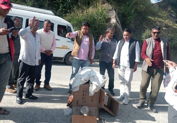 अंकिता भंडारी प्रकरण को लेकर नारायणबगड़ में कांग्रेसियों ने फूंका दुष्यंत कुमार गौतम का पुतला
