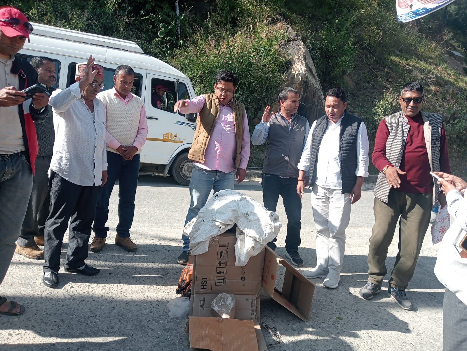 अंकिता भंडारी प्रकरण को लेकर नारायणबगड़ में कांग्रेसियों ने फूंका दुष्यंत कुमार गौतम का पुतला