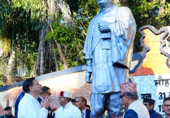 मुख्यमंत्री ने सरदार वल्लभभाई पटेल की प्रतिमा पर पुष्पांजलि अर्पित कर दी श्रद्धांजलि