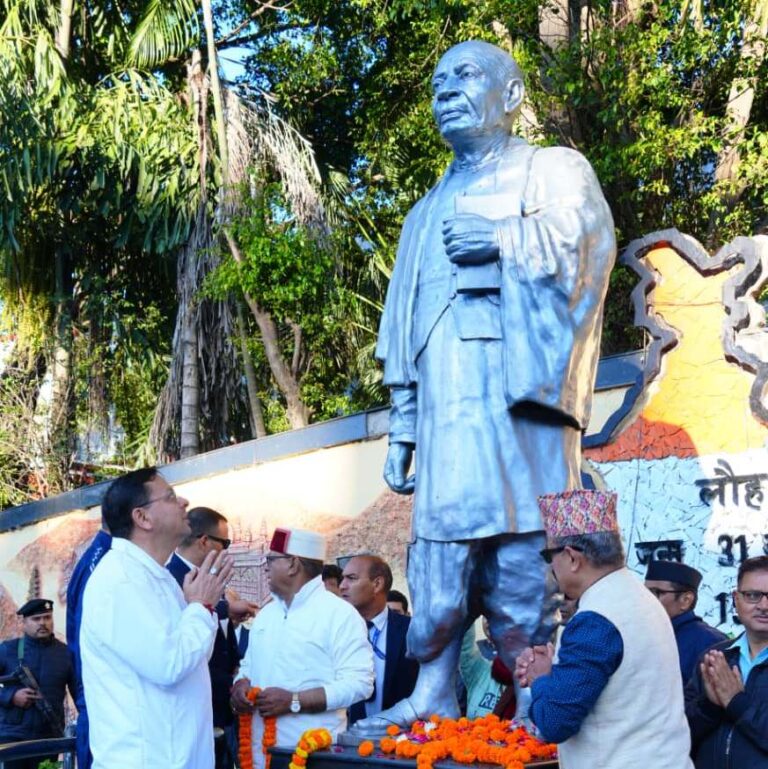 मुख्यमंत्री ने सरदार वल्लभभाई पटेल की प्रतिमा पर पुष्पांजलि अर्पित कर दी श्रद्धांजलि